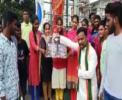 V C Sajjanar | हैदराबादमधील एनकाऊंटरनंतर व्ही. सी. सज्जनार यांच्या प्रतिमेला दुग्धाभिषेक | ABP Majha 