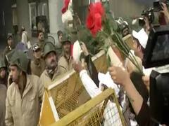 Jamia Millia Islamia में छात्रों ने पुलिस को गुलाब देकर जताया विरोध