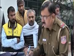 Delhi fire: अपनों के पार्थिव शरीर लेने दिल्ली पहुंचे परिजन