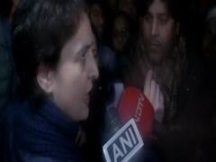 India Gate पर प्रदर्शनकारियों से मिली Priyanka Gandhi, कहा- 'शांतिपूर्ण हो विरोध प्रदर्शन'