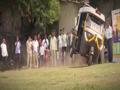 पुणे के ऑटोड्राइवर का स्टंट हो रहा वायरल, देखिए