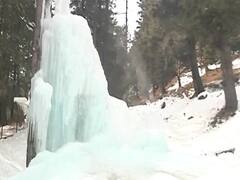 पाइप से लीक होते पानी ने बनाया बर्फ का पहाड़, देखिए