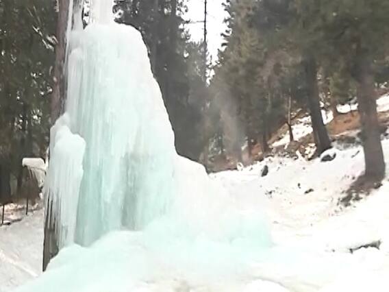 पाइप से लीक होते पानी ने बनाया बर्फ का पहाड़, देखिए
