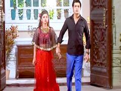 Muskaan: Nisha hands over keys to Raunak's wife 