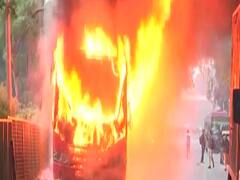 Jamia Protest: Jamia का इलाका 'युद्धक्षेत्र' में तब्दील, छात्र-पुलिस में हिंसक झड़प