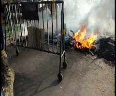 নাগরিকপঞ্জী, নাগরিকত্ব সংশোধনী আইনের প্রতিবাদে মুর্শিদাবাদের রঘুনাথগঞ্জের কাটাখালিতে জঙ্গিপুর-লালগোলা রাজ্য সড়কে টায়ার জ্বালিয়ে অবরোধ, বিক্ষোভ