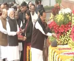 New Delhi | संसदेवरील हल्ल्याला 17 वर्ष पूर्ण, मोदींसह दिग्गज नेत्यांकडून जवानांना श्रद्धांजली | ABP Majha 