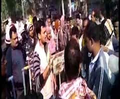 Reporter Stories: পুলিশের গাড়ির ধাক্কায় আহত মোটর বাইক আরোহী, প্রতিবাদে পথ অবরোধ স্থানীয়দের