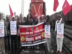 CAA Protest: Darbhanga में लेफ्ट पार्टी के कार्यकर्ताओं ने रोकी ट्रेन