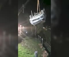 Car Accident | महाबळेश्वरमध्ये प्रेमीयुगुलाची कार थेट हॉटेलमध्ये घुसली | ABP Majha