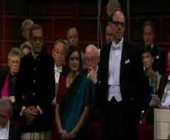 ২১ বছর পর ফের বাঙালির নোবেল, পুরোদস্তুর বাঙালি সাজে হাজির নোবেল মঞ্চে, স্ত্রী এস্থারও নোবেল নিলেন শাড়ি পরে