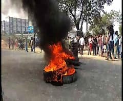 সংশোধিত নাগরিকত্ব আইনের প্রতিবাদ: পূর্ব মেদিনীপুরে টায়ার জ্বালিয়ে বিক্ষোভ, হলদিয়ায় আটকে বাস, নদিয়ায় জাতীয় সড়ক অবরোধ 