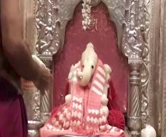 Sarasbaug Ganpati | पुणे तिथे काय उणे, थंडीची चाहूल लागताच सारसबागेतील बाप्पाला स्वेटर परिधान | ABP Majha