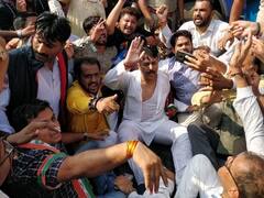 વિધાનસભા કૂચઃ અમિત ચાવડાએ રસ્તા પર બેસી જઈને નોંધાવ્યો વિરોધ, જુઓ વીડિયો