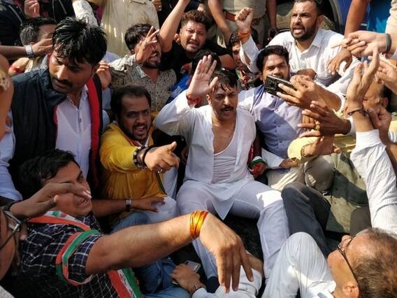 વિધાનસભા કૂચઃ અમિત ચાવડાએ રસ્તા પર બેસી જઈને નોંધાવ્યો વિરોધ, જુઓ વીડિયો