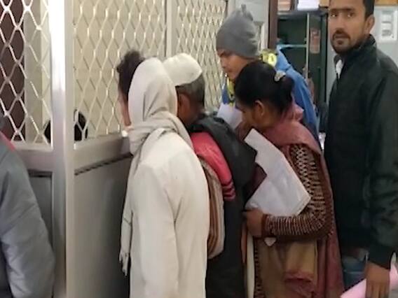 अपनी पहचान पाने के लिए लाइन में खड़े हुए लोग ! देखिए CAA पर 'भय' और 'भ्रम' से बचाने वाली रिपोर्ट