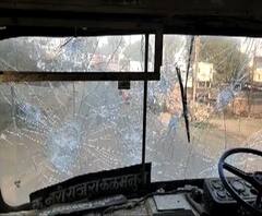 Protesters Stone Pelting | हिंगोलीतल्या कळमनुरीत तीन बसवर दगडफेक, बस चालक आणि एक प्रवासी किरकोळ जखमी | ABP Majha 