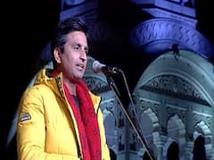 Kumar Vishwas poetic dig on corruption in Kavi Sammelan