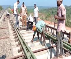 Konkan Railway | दुरुस्तीच्या कामामुळे कोकण रेल्वे सेवा विस्कळीत | ABP Majha 