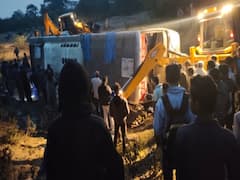 ભાવનગરઃ તળાજામાં મુસાફરો ભરેલી ખાનગી બસે મારી પલટી, એકનું મોત, જુઓ વીડિયો