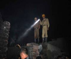 Reporter Stories: ইএম বাইপাসের ধারে পশ্চিম পঞ্চান্নগ্রামের মার্টিন পাড়ায় প্লাস্টিকের গুদামে বিধ্বংসী আগুন