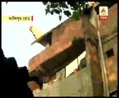 Reporter Stories: আলিপুরে একটি ঘরের উপর ভেঙে পড়ল পাশের বহুতলের অংশ