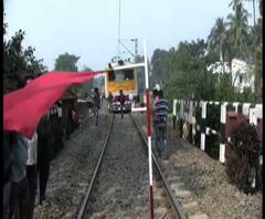 রেলগেটের কাছে বিকল বালি বোঝাই ট্রাক, বনগাঁয় ট্রেন চলাচল ব্যাহত