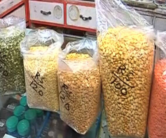 Pulses Prices Rise | गृहिणींचं बजेट कोलमडलं, कांद्यापाठोपाठ डाळींच्या दरांमध्ये 20-25 रुपयांनी वाढ | ABP Majha