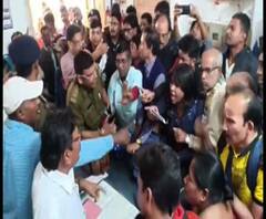  নাগরিকত্ব সংশোধনী আইন নিয়ে বিক্ষোভের জের, হাওড়া থেকে সেকেন্দ্রাবাদগামী ফলকনুমা এক্সপ্রেস না পাওয়ায় খড়গপুর স্টেশনে যাত্রী বিক্ষোভ