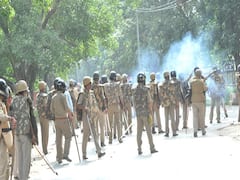 Water canons used at protesters in Delhi