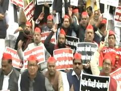 Anti-CAA Protest: Samajwadi Party and Congress workers protesting outside Vidhan Sabha in Lucknow 