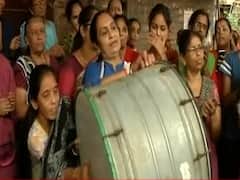 मुंबई में महिलाओं ने मनाया Hyderabad Encounter का जश्न, पुलिस को किया सलाम 