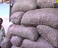 Onion Storage | कांद्याच्या साठवणुकीवर आता मर्यादा, 25 मेट्रिक टन कांद्याची साठवणूक करता येणार | ABP Majha