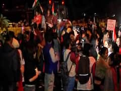 Delhi: Protesters hold candle march from Raj Ghat to India Gate