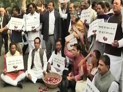 महंगे प्याज पर कांग्रेस का संसद भवन परिसर में प्रदर्शन
