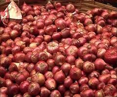 দাম কমলেও এখনও শহরের কোথাও কোথাও পেঁয়াজ ১০০-ই! বাজার ঘুরে জানাচ্ছেন আমাদের প্রতিনিধি