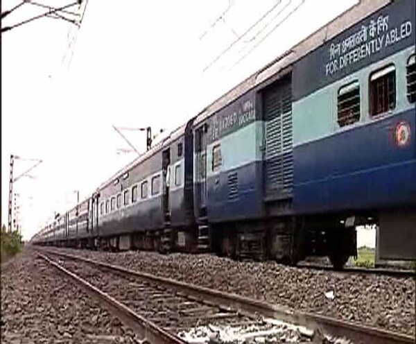 অসমের ডিব্রুগড়ে সকাল ৮টা থেকে দুপুর ১টা পর্যন্ত শিথিল কার্ফু, বাতিল বেশ কয়েকটি দূর পাল্লার ট্রেন