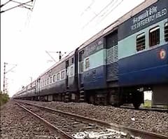 অসমের ডিব্রুগড়ে সকাল ৮টা থেকে দুপুর ১টা পর্যন্ত শিথিল কার্ফু, বাতিল বেশ কয়েকটি দূর পাল্লার ট্রেন