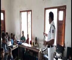 Reporter Stories: দুর্গাপুরের ওয়ারিয়ায় পুলিশকর্মীদের তত্ত্বাবধানে চলছে স্কুল