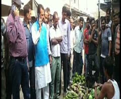 Reporter Stories: পেঁয়াজের দাম নিয়ন্ত্রণে বাজারে হানা সমষ্টি উন্নয়ন আধিকারিকের, বিক্রেতাদের সঙ্গে কথা