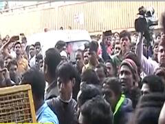 Delhi Fire: अनाज मंडी के सामने लोगों का हंगामा, पुलिस पर बदतमीजी का आरोप