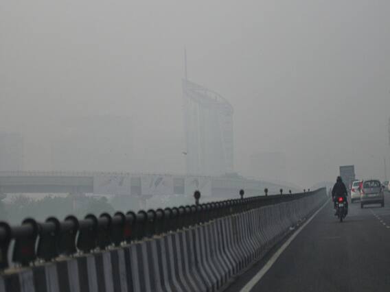 दिल्ली में कोहरे की वजह से कई इलाकों में विजिबिलिटी जीरो, प्लेन और रेल सेवा बाधित