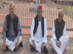 Unnao कांड को लेकर विधानसभा के सामने धरने पर बैठे Akhilesh Yadav 