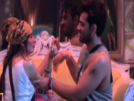 Bigg Boss 13 : घर में बनी नई रोमांटिक जोड़ी ! प्यार का इजहार कर Paras ने किया Mahira को Kiss !