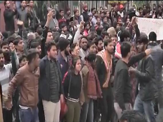 Political parties play blame game over Jamia violence | Master Stroke Full