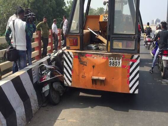 વડોદરાઃ એક્ટિવા અને ક્રેન વચ્ચે અકસ્માત, બાળકનું મોત, માતાની હાલત ગંભીર