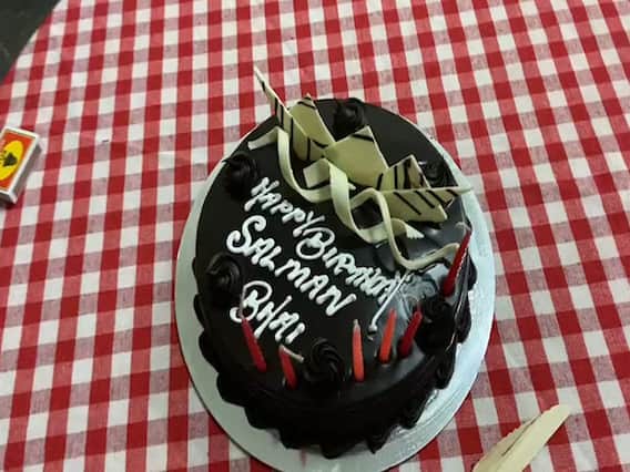 बॉलीवुड के 'दबंग' Salman Khan ने मीडिया के साथ सेलिब्रेट किया जन्मदिन