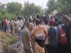 तेलंगाना पुलिस के सम्मान में लोगों ने बरसाए फूल, लगाए जिंदाबाद के नारे