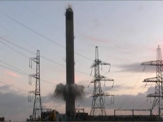 चंद सेकेंड और इंग्लैंड में 700 फीट ऊंचा टावर हुआ धड़ाम | वायरल फटाफट