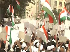 Mumbai: हाथ में तिरंगा लेकर Pathan Wadi में लोगों ने किया CAA का विरोध